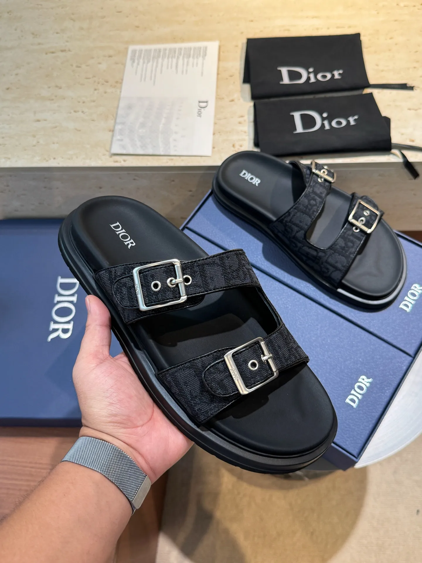 Factory price: 320💰Djia Aqua men's slippers and sandals, Dior's Aqua sandals are elegant and casual. The cross-strap design is reinterpreted in CD Diamond canvas, inspired by the brand's archives. Finished with a branded logo and tonal notch sole, they can be worn easily with shorts or jeans for a sophisticated look. Size:39-44(38 45 customized)